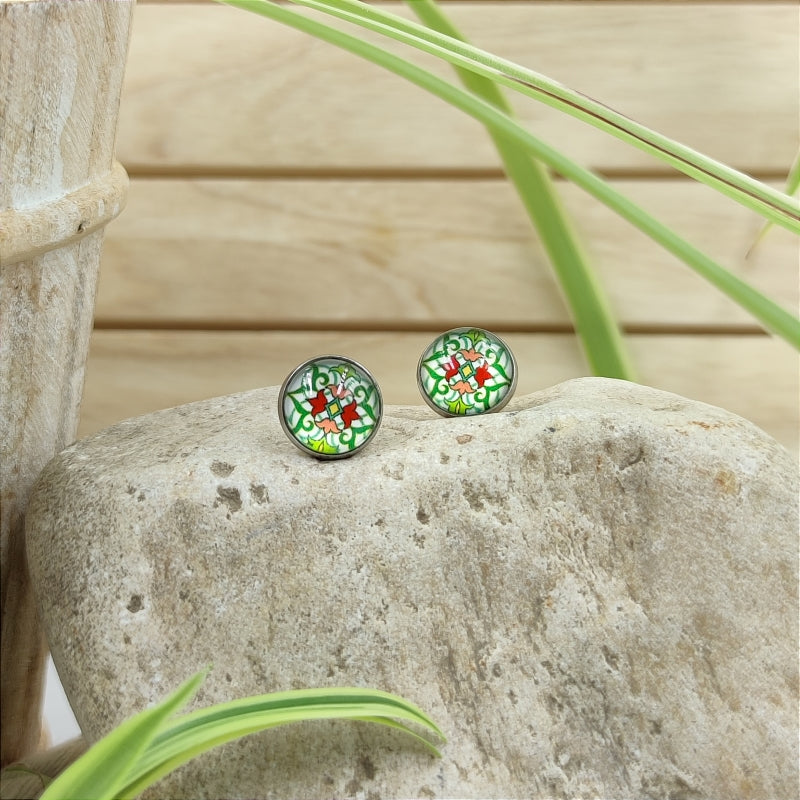 Zarte Mosaik-Energie-Armbänder & Ohrringe – Verstellbar, wasserfest, allergikerfreundlich
Entdecken Sie unsere zarten Mosaik-Energie-Armbänder und Ohrringe, die größenverstellbar und wasserfest sind. Diese allergikerfreundlichen Schmuckstücke sind nicht nur stilvoll, sondern auch das perfekte Geschenk für jeden Anlass. Genießen Sie hochwertige Qualität zu einem super Preis und erleben Sie die harmonisierende Wirkung der Energie-Steine.