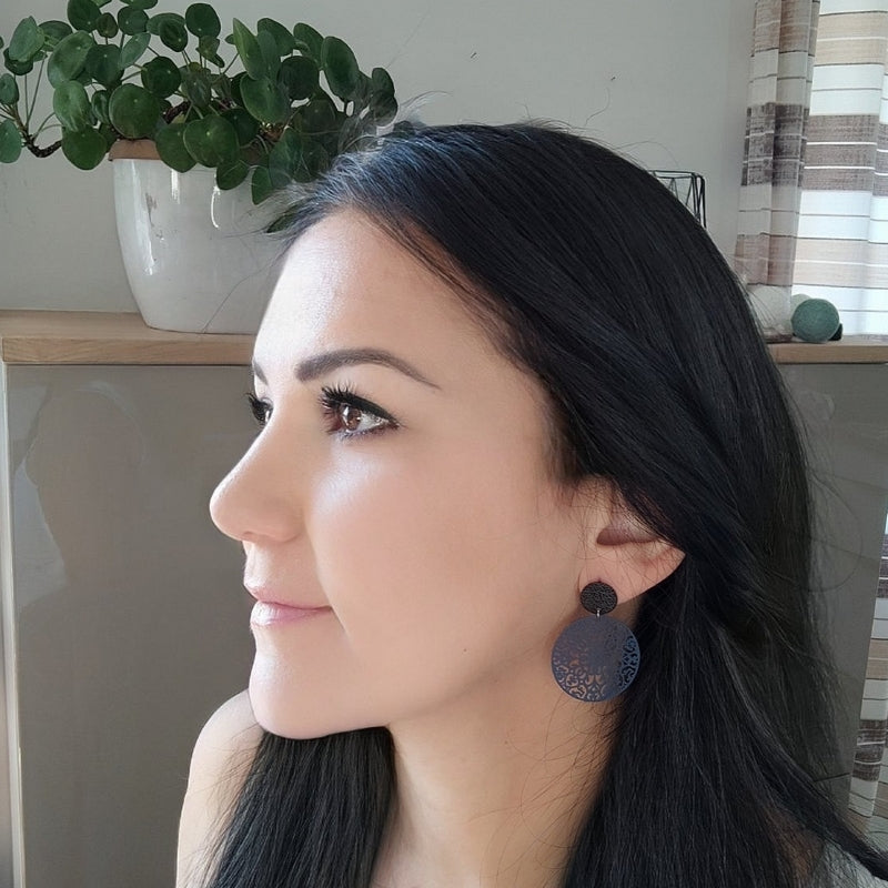 "Entdecken Sie die Saray Ohrringe von LeFah design: Rund mit Ornamentmuster, ideal für Tracht und Dirndl. Handgefertigt in Österreich, perfekt für Allergiker. „Saray“ bedeutet „Palast“ – ein Schmuckstück mit königlichem Flair."