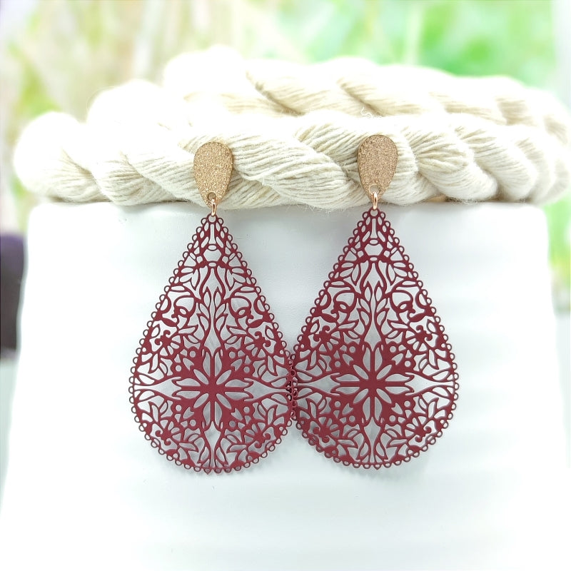 Sophia Ohrring Bordeaux – Tropfen-Ohrring mit blumigem Muster, optimal für kleine Ohrläppchen, LeFah design