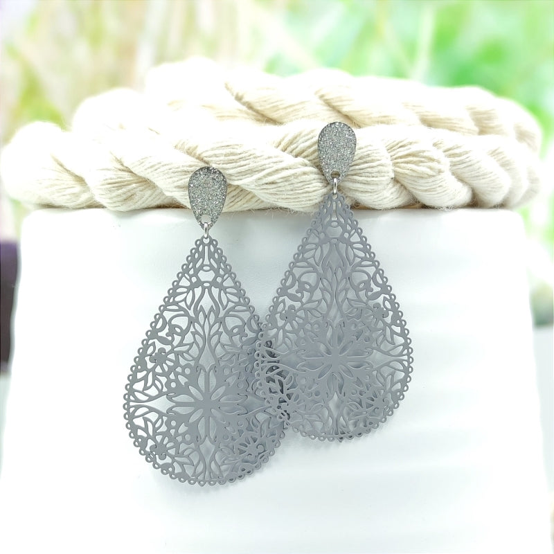 Sophia Ohrring grau – Tropfen-Ohrring mit blumigem Muster, optimal für kleine Ohrläppchen, LeFah design