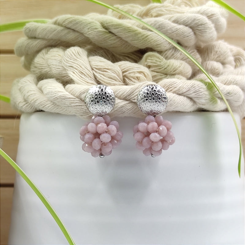 Der Ohrring „Luisa“ in flieder von LeFah Design begeistert mit seinem einzigartigen, beerigen Look und funkelnden Glitzereffekten. Handgefertigt in Österreich, vereint dieses federleichte Schmuckstück höchste Qualität und Liebe zum Detail.
Dank hautfreundlicher Materialien ist der Ohrring ideal für Allergiker geeignet. Perfekt zur Tracht, zum Dirndl oder als elegantes Accessoire im Alltag – „Luisa“ ergänzt jedes Outfit mit zeitloser Eleganz. Entdecken Sie den Charme österreichischer Handwerkskunst.