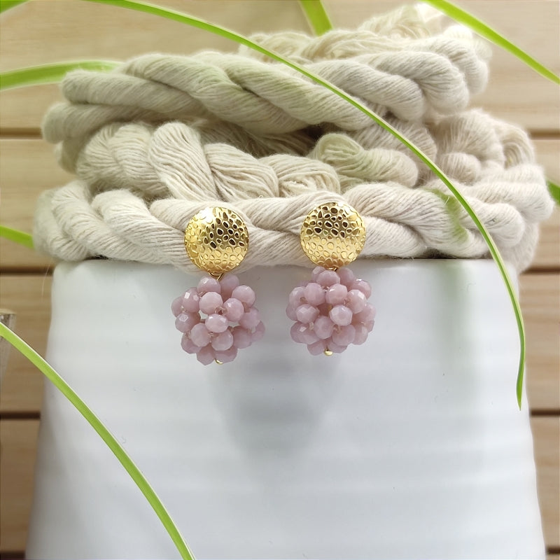 Der Ohrring „Luisa“ in flieder von LeFah Design begeistert mit seinem einzigartigen, beerigen Look und funkelnden Glitzereffekten. Handgefertigt in Österreich, vereint dieses federleichte Schmuckstück höchste Qualität und Liebe zum Detail.
Dank hautfreundlicher Materialien ist der Ohrring ideal für Allergiker geeignet. Perfekt zur Tracht, zum Dirndl oder als elegantes Accessoire im Alltag – „Luisa“ ergänzt jedes Outfit mit zeitloser Eleganz. Entdecken Sie den Charme österreichischer Handwerkskunst.