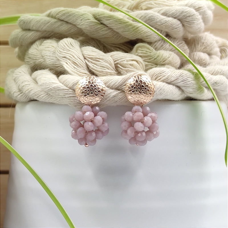 Der Ohrring „Luisa“ in flieder von LeFah Design begeistert mit seinem einzigartigen, beerigen Look und funkelnden Glitzereffekten. Handgefertigt in Österreich, vereint dieses federleichte Schmuckstück höchste Qualität und Liebe zum Detail.
Dank hautfreundlicher Materialien ist der Ohrring ideal für Allergiker geeignet. Perfekt zur Tracht, zum Dirndl oder als elegantes Accessoire im Alltag – „Luisa“ ergänzt jedes Outfit mit zeitloser Eleganz. Entdecken Sie den Charme österreichischer Handwerkskunst.