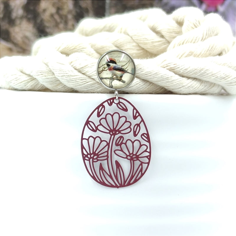 Handgefertigte Ohrringe Flora in Bordeaux – LeFah design aus Pichl bei Wels, filigrane Ohrhänger mit Vogelmotiv, Edelstahlstecker für Allergiker, Blumenanhänger aus Messing
