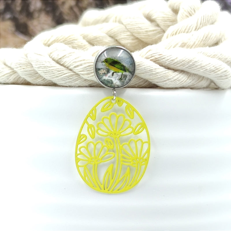 Handgefertigte Ohrringe Flora in Gelb – LeFah design aus Pichl bei Wels, filigrane Ohrhänger mit Vogelmotiv, Edelstahlstecker für Allergiker, Blumenanhänger aus Messing