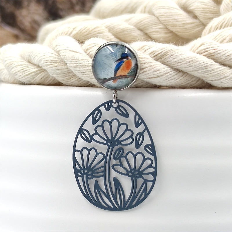 Handgefertigte Ohrringe Flora in Grau-Blau – LeFah design aus Pichl bei Wels, filigrane Ohrhänger mit Vogelmotiv, Edelstahlstecker für Allergiker, Blumenanhänger aus Messing