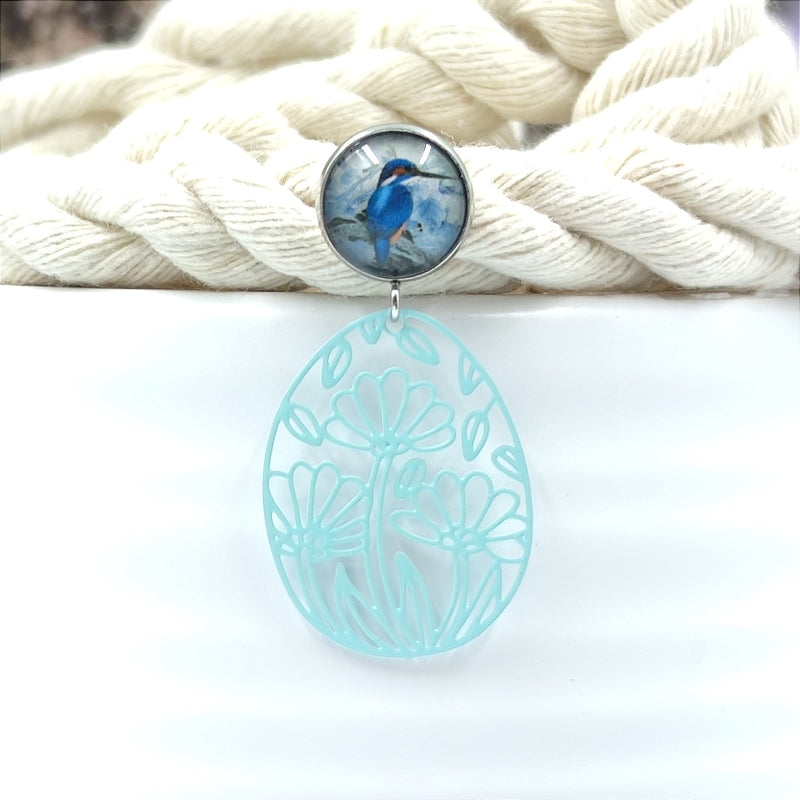 Handgefertigte Ohrringe Flora in Hellblau – LeFah design aus Pichl bei Wels, filigrane Ohrhänger mit Vogelmotiv, Edelstahlstecker für Allergiker, Blumenanhänger aus Messing