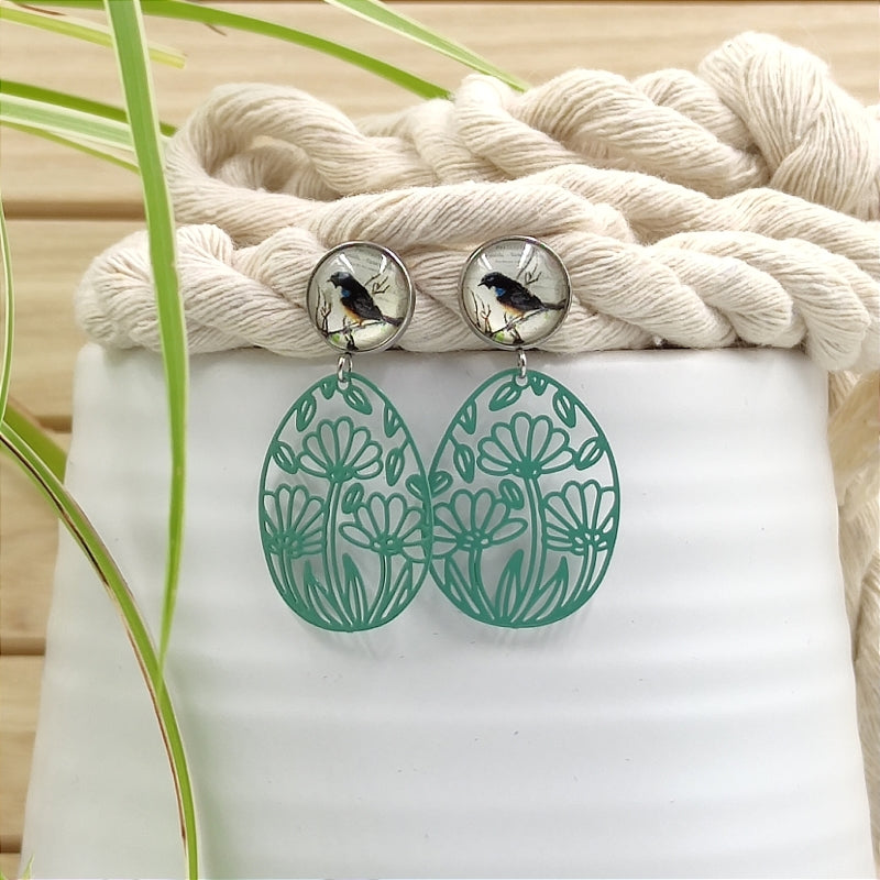 Handgefertigte Ohrringe Flora in Mint – LeFah design aus Pichl bei Wels, filigrane Ohrhänger mit Vogelmotiv, Edelstahlstecker für Allergiker, Blumenanhänger aus Messing