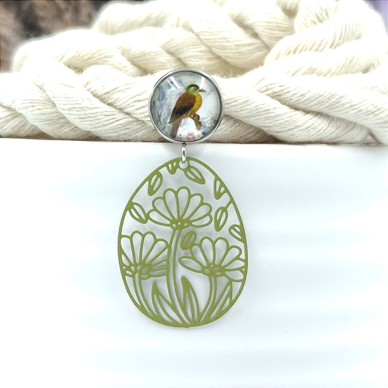 Handgefertigte Ohrringe Flora in Olive – LeFah design aus Pichl bei Wels, filigrane Ohrhänger mit Vogelmotiv, Edelstahlstecker für Allergiker, Blumenanhänger aus Messing