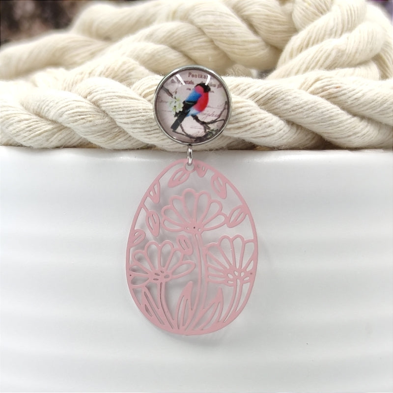 Handgefertigte Ohrringe Flora in Rosa – LeFah design aus Pichl bei Wels, filigrane Ohrhänger mit Vogelmotiv, Edelstahlstecker für Allergiker, Blumenanhänger aus Messing