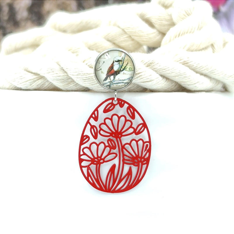 Handgefertigte Ohrringe Flora in Rot – LeFah design aus Pichl bei Wels, filigrane Ohrhänger mit Vogelmotiv, Edelstahlstecker für Allergiker, Blumenanhänger aus Messing