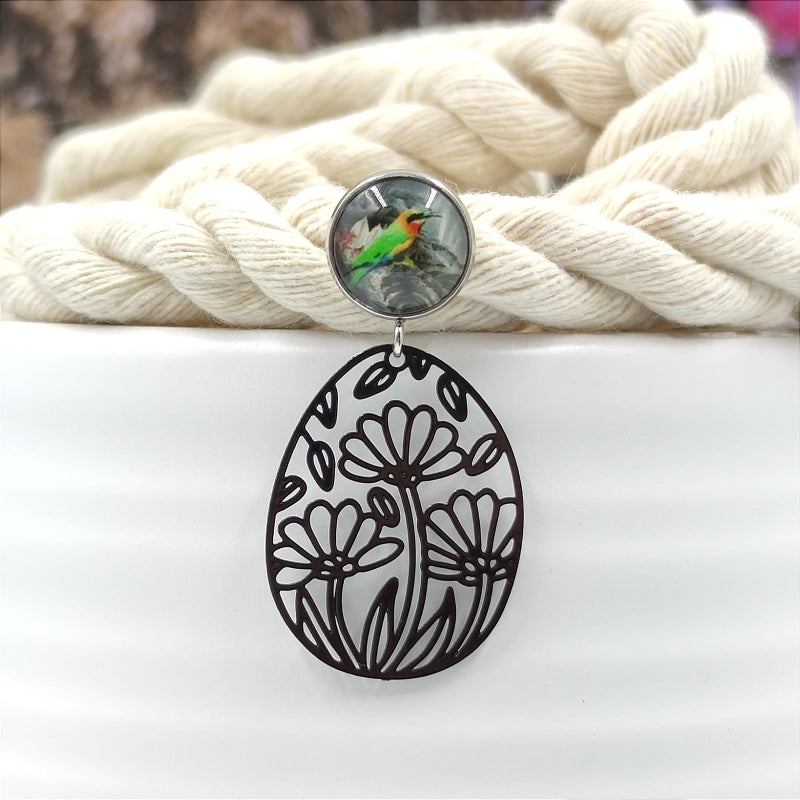 Handgefertigte Ohrringe Flora in Schwarz – LeFah design aus Pichl bei Wels, filigrane Ohrhänger mit Vogelmotiv, Edelstahlstecker für Allergiker, Blumenanhänger aus Messing