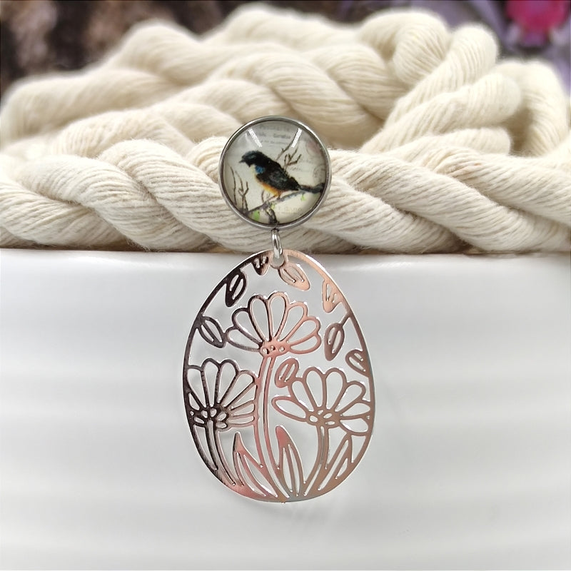 Handgefertigte Ohrringe Flora in Silber – LeFah design aus Pichl bei Wels, filigrane Ohrhänger mit Vogelmotiv, Edelstahlstecker für Allergiker, Blumenanhänger aus Messing