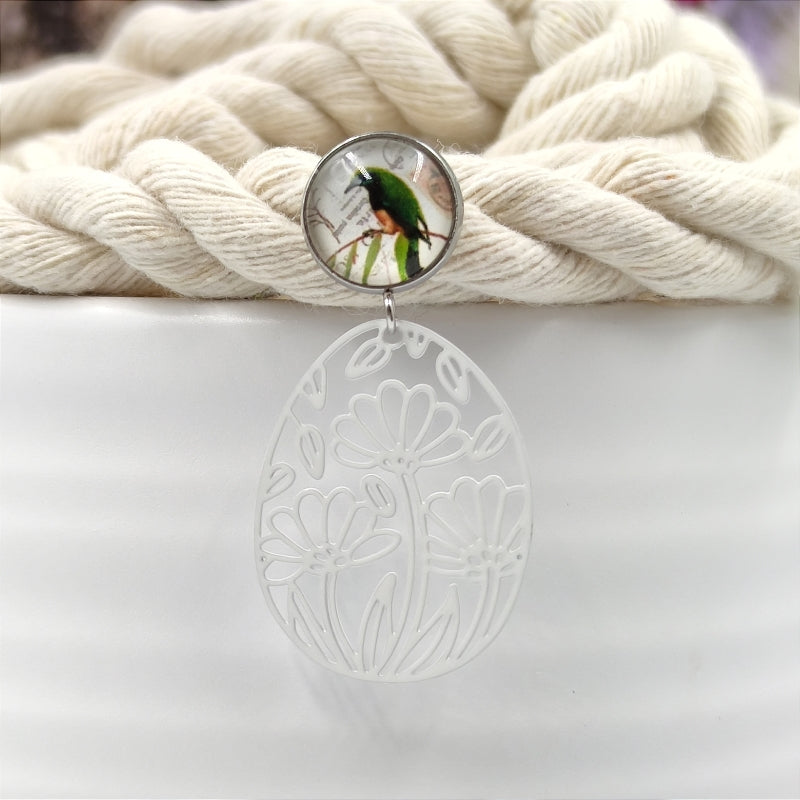 Handgefertigte Ohrringe Flora in Weiß – LeFah design aus Pichl bei Wels, filigrane Ohrhänger mit Vogelmotiv, Edelstahlstecker für Allergiker, Blumenanhänger aus Messing