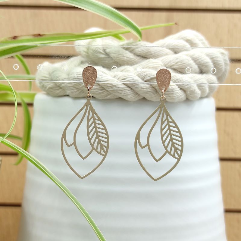 Zarter Ohrring Lilly in nude - sand  mit filigraner Blattform oder Knospenform, federleicht und allergikerfreundlich – ideal für empfindliche Haut und den Alltag.