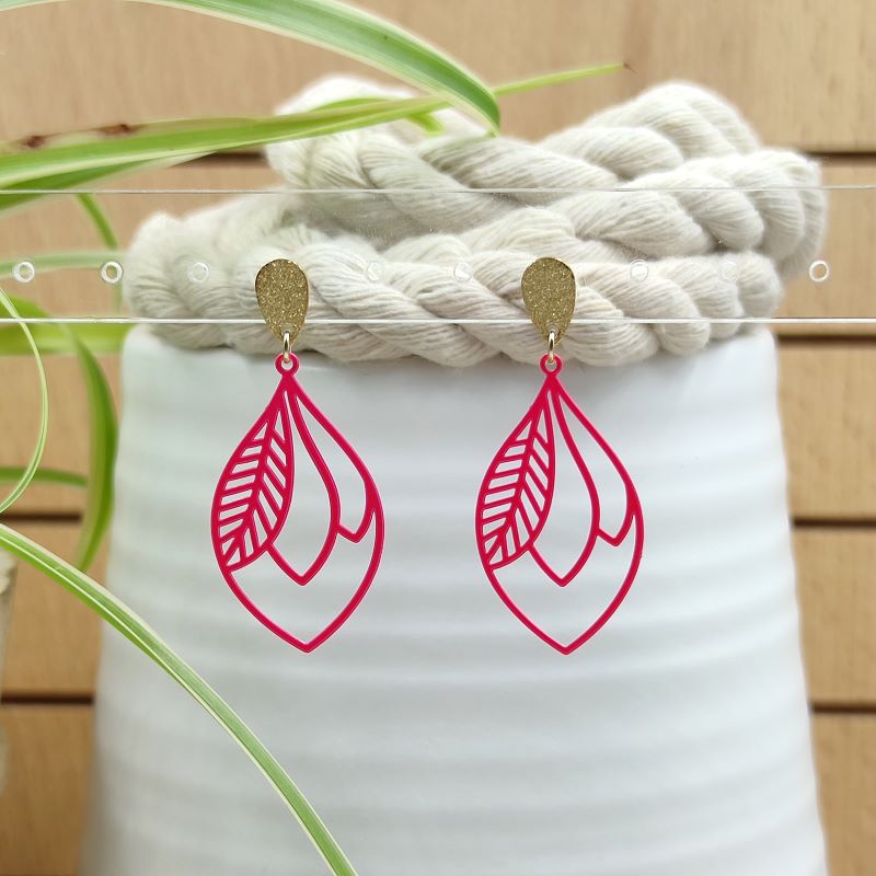 Zarter Ohrring Lilly in pink mit filigraner Blattform oder Knospenform, federleicht und allergikerfreundlich – ideal für empfindliche Haut und den Alltag.