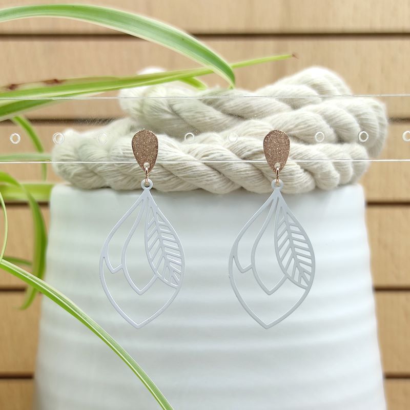 Zarter Ohrring Lilly in weiß mit filigraner Blattform oder Knospenform, federleicht und allergikerfreundlich – ideal für empfindliche Haut und den Alltag.