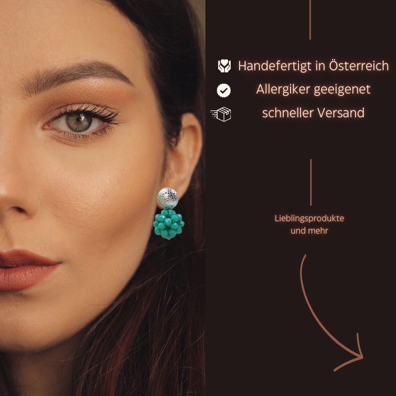 Der Ohrring „Luisa“ in mint von LeFah Design begeistert mit seinem einzigartigen, beerigen Look und funkelnden Glitzereffekten. Handgefertigt in Österreich, vereint dieses federleichte Schmuckstück höchste Qualität und Liebe zum Detail.
Dank hautfreundlicher Materialien ist der Ohrring ideal für Allergiker geeignet. Perfekt zur Tracht, zum Dirndl oder als elegantes Accessoire im Alltag – „Luisa“ ergänzt jedes Outfit mit zeitloser Eleganz. Entdecken Sie den Charme österreichischer Handwerkskunst.
