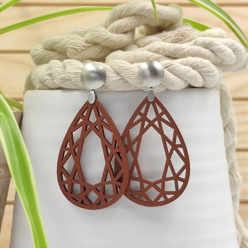 Ohrring Caro braun mit Edelstahl Stecker, nachhaltige Holz-Ohrringe von LeFah design, schmiegt sich dem Gesicht an
