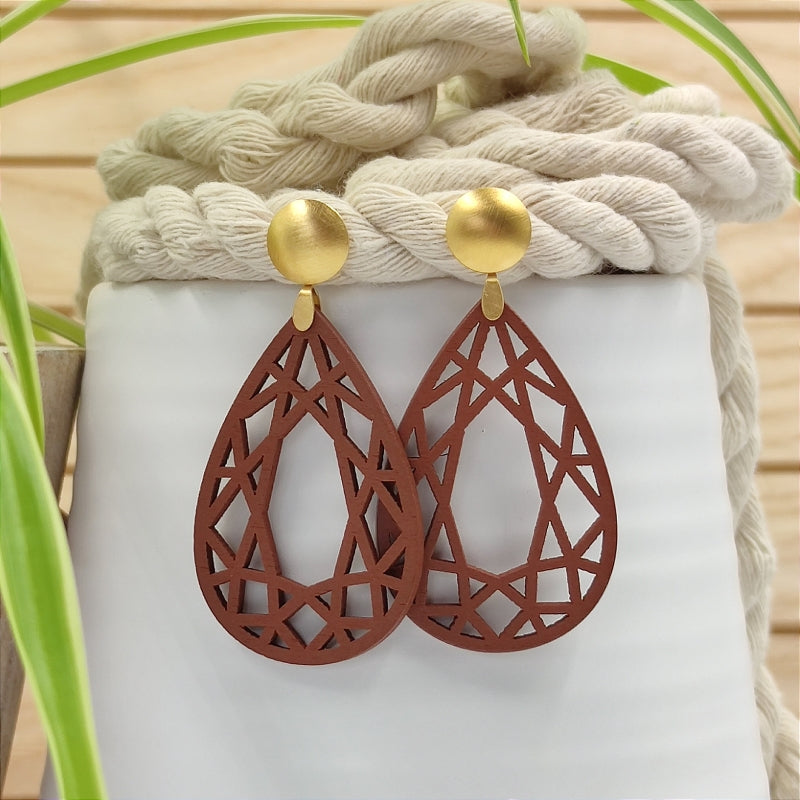 Ohrring Caro in braun mit Gold Stecker, nachhaltige Holz-Ohrringe 65mm, handgefertigt von LeFah design
