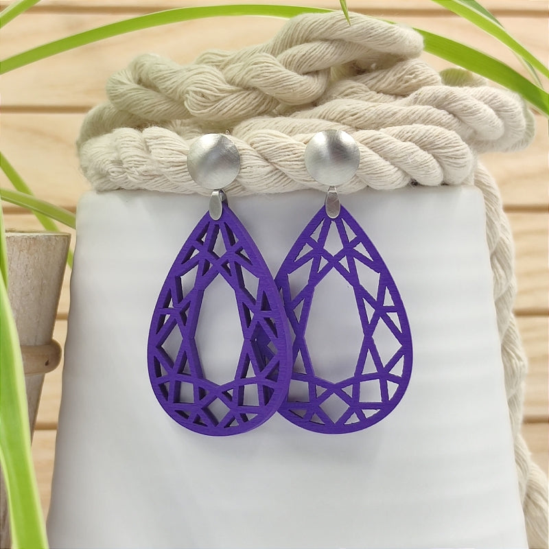 Ohrring Caro lila mit Edelstahl Stecker, nachhaltige Holz-Ohrringe von LeFah design, schmiegt sich dem Gesicht an
