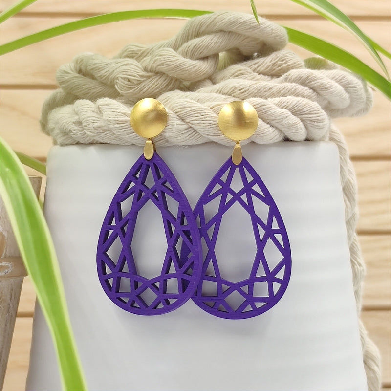 Ohrring Caro in lila mit Gold Stecker, nachhaltige Holz-Ohrringe 65mm, handgefertigt von LeFah design
