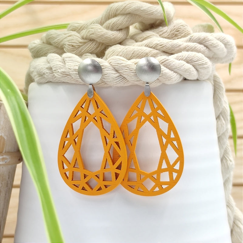 Ohrring Caro orange mit Edelstahl Stecker, nachhaltige Holz-Ohrringe von LeFah design, schmiegt sich dem Gesicht an
