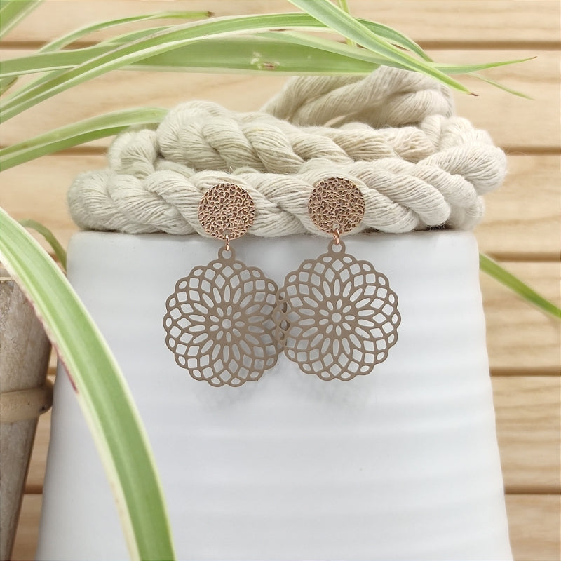 Daisy Ohrring nude Rosegold – filigraner Blüten-Ohrring, federleicht, nicht zu groß, LeFah design
