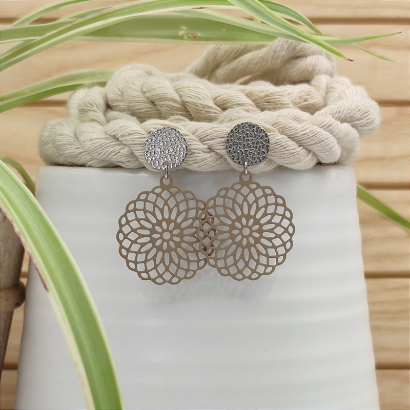 Daisy Ohrring nude Edelstahl – dezenter Blüten-Ohrring, handgefertigt in Österreich
