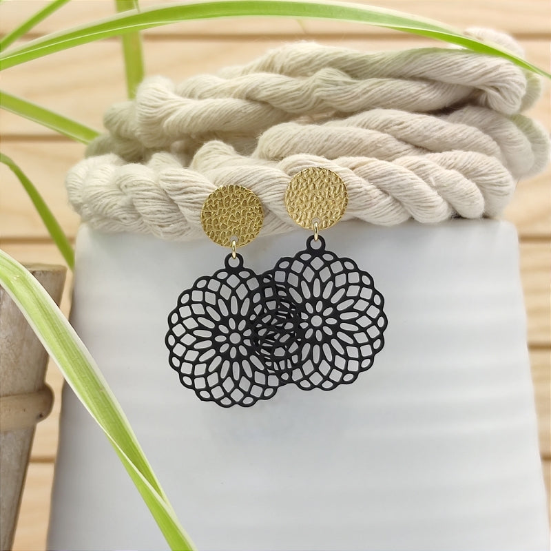 Daisy Ohrring schwarz Gold – federleichter Blüten-Anhänger, LeFah design
