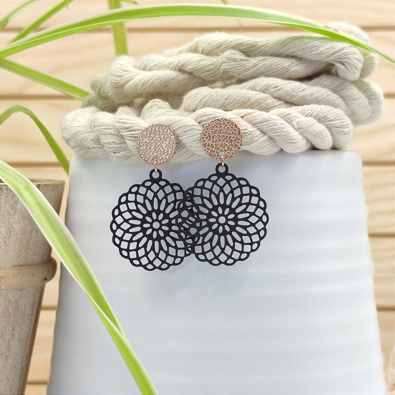 Daisy Ohrring schwarz Rosegold – filigraner Blüten-Ohrring, federleicht, nicht zu groß, LeFah design
