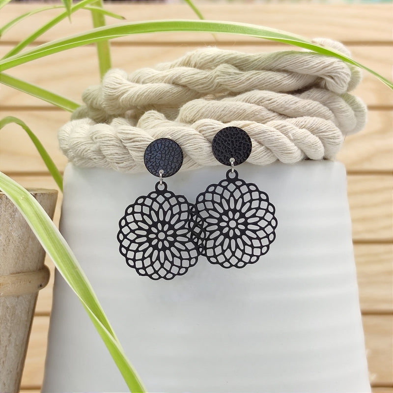 Daisy Ohrring schwarz – dezenter Blüten-Ohrring in schwarz, handgefertigt in Österreich
