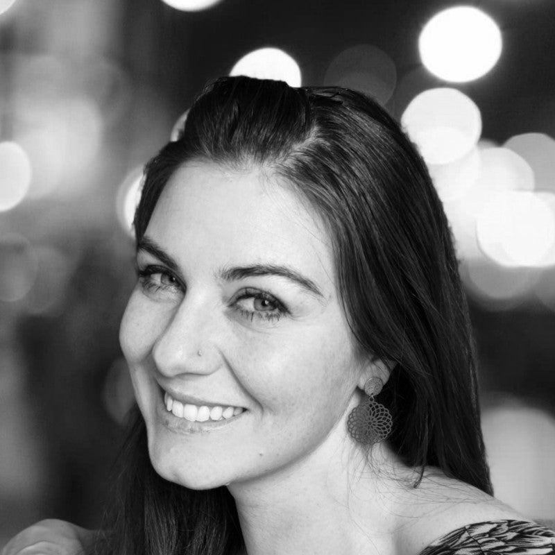 Daisy Ohrring nude getragen – zarter Blüten-Ohrring sitzt perfekt am Ohr, Bestseller handgefertigt in Österreich
