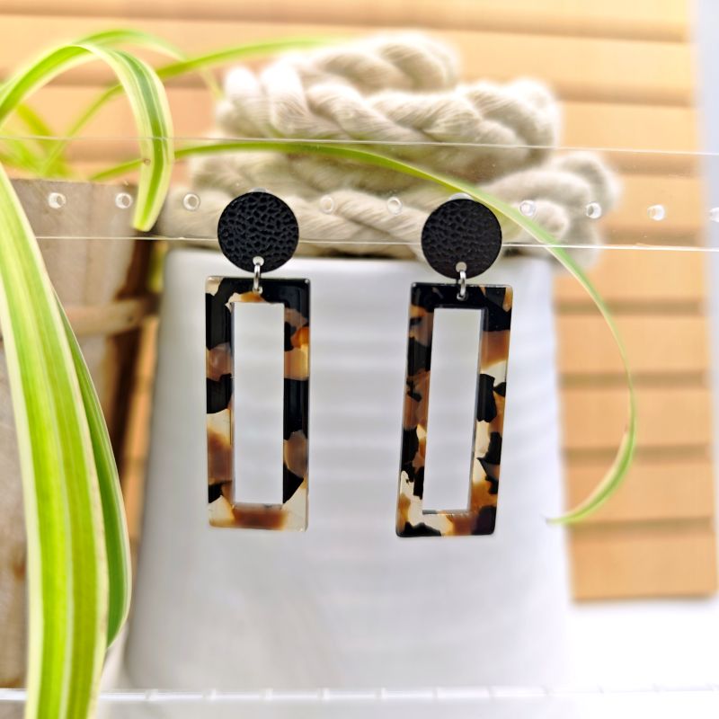 Ohrring Linda Dunkel – rechteckiger Resin-Anhänger im dunklen Marmormuster mit rundem Edelstahl-Stecker, LeFah design Handmade in Austria