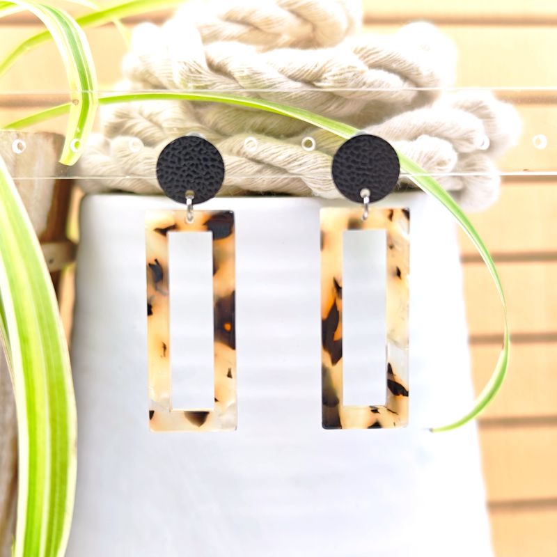 Ohrring Linda Hell – rechteckiger Resin-Anhänger im hellen Marmormuster mit rundem Edelstahl-Stecker, LeFah design Handmade in Austria