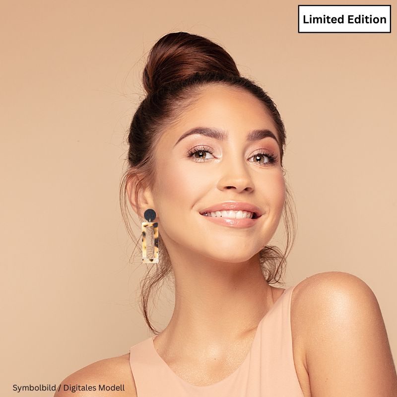 Frau trägt Ohrring Linda Hell – heller Marmor-Resin-Anhänger am Ohr, extravaganter Bestseller von LeFah design Handmade in Austria