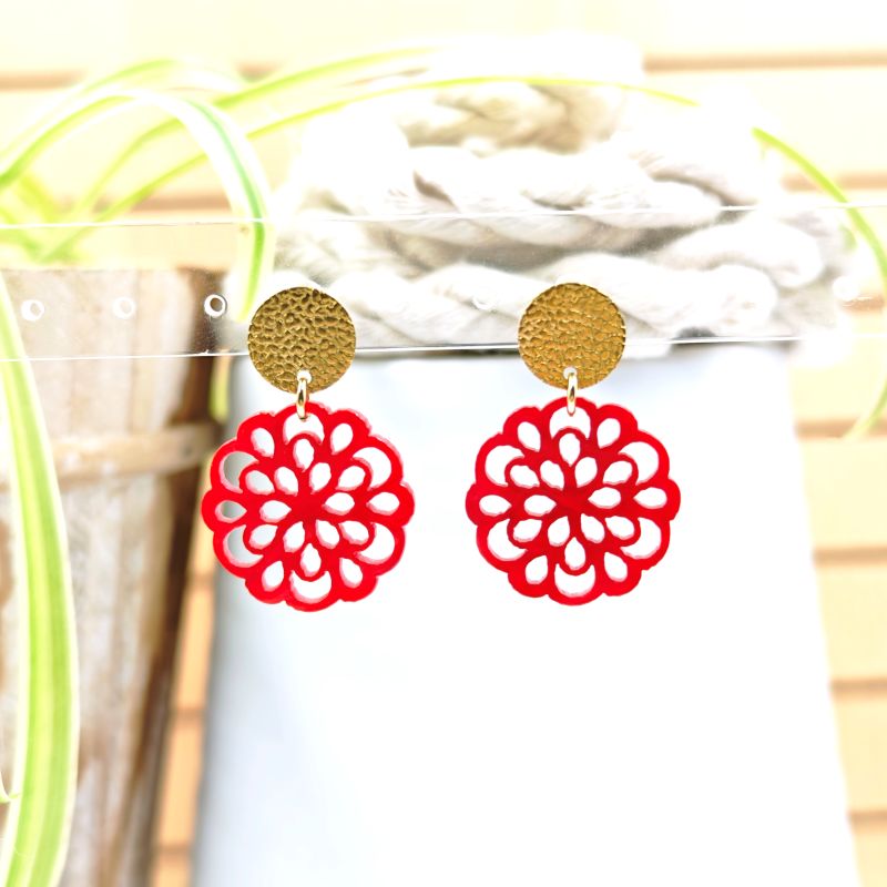 Ohrring Poppy Rot mit goldfarbenem Edelstahl-Stecker – rundes Resin-Blumenmotiv inspiriert von der Mohnblume, LeFah design Handmade in Austria