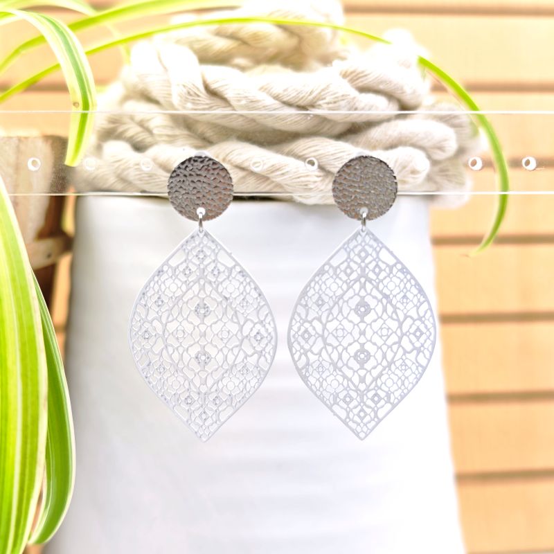 Ohrring Zoe Weiß mit silbernem Edelstahl-Stecker – zarte Blatt-Ohrstecker aus gefärbtem Edelstahl, LeFah design Austria