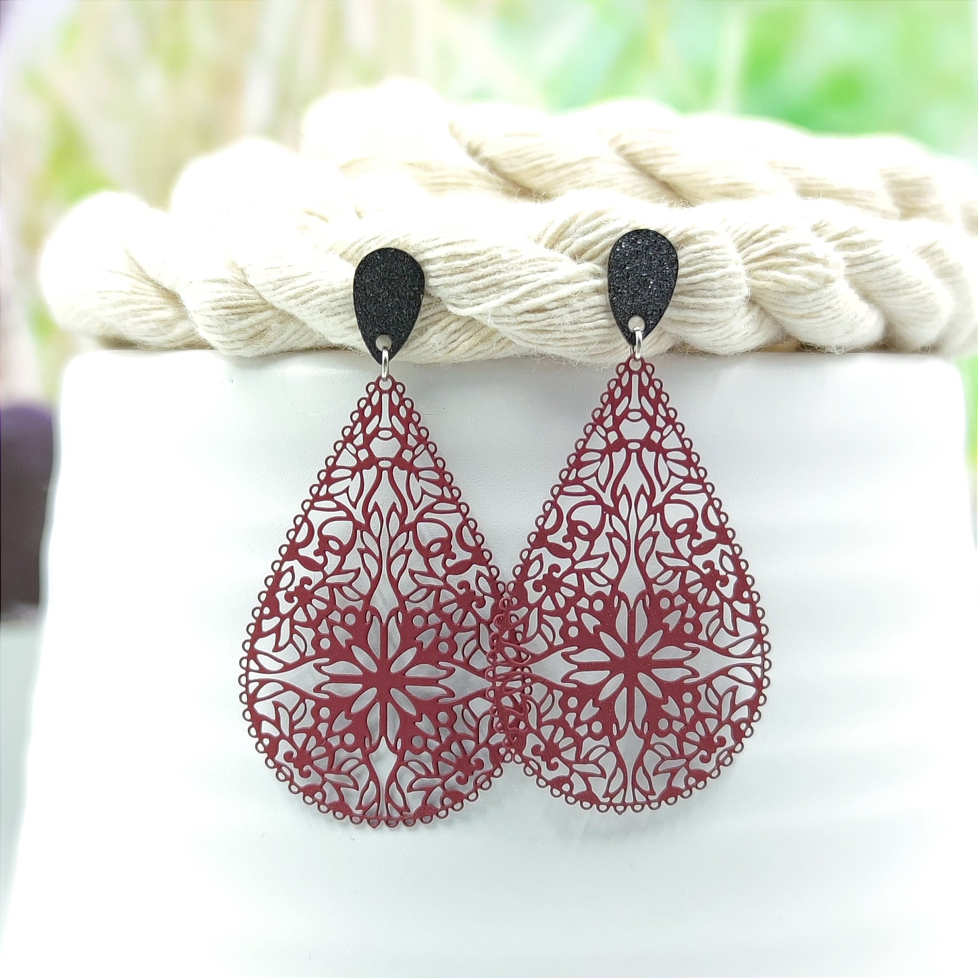 Sophia Ohrring Bordeaux Nahaufnahme – handgefertigter Tropfen-Ohrring aus Österreich
