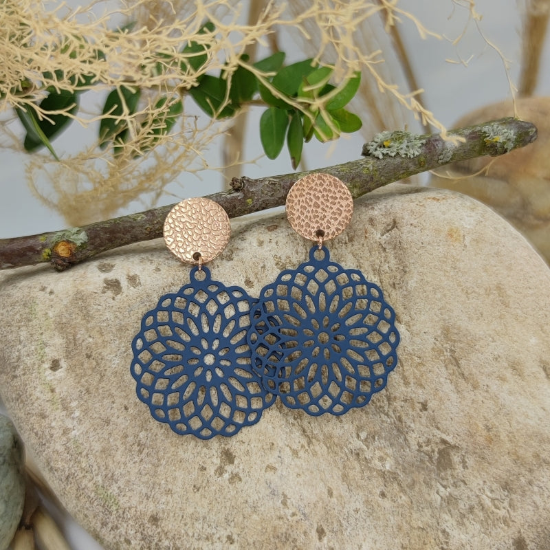 Daisy Ohrring blau Rosegold – filigraner Blüten-Ohrring, federleicht, nicht zu groß, LeFah design
