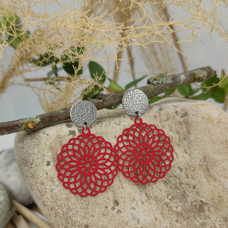 Daisy Ohrring rot Silber – filigranes Blumenmuster, sehr gut verträglich für empfindliche Ohren
