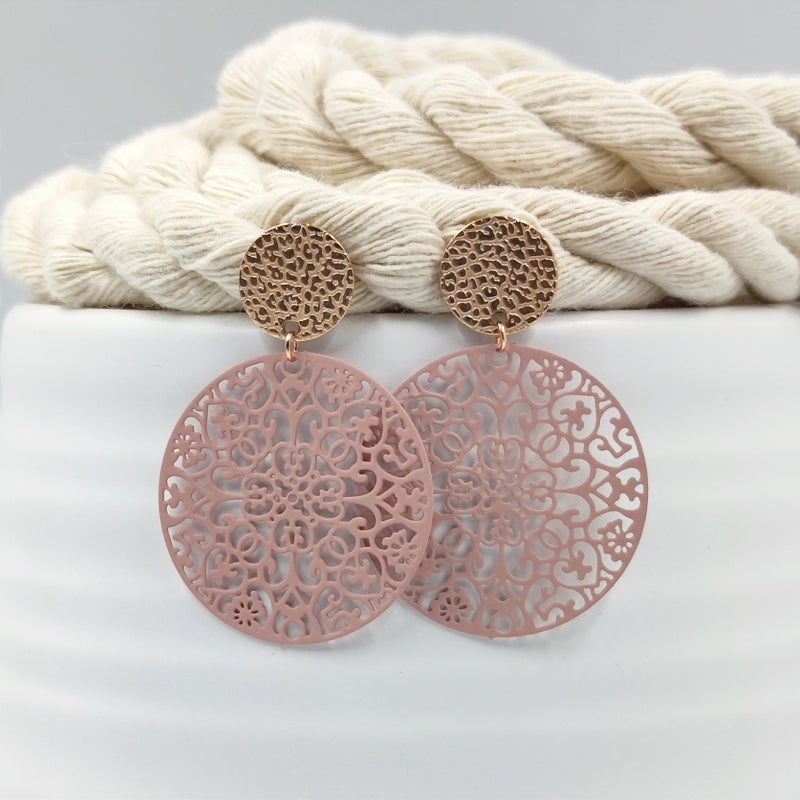 "Entdecken Sie die Saray Ohrringe von LeFah design: Rund mit Ornamentmuster, ideal für Tracht und Dirndl. Handgefertigt in Österreich, perfekt für Allergiker. „Saray“ bedeutet „Palast“ – ein Schmuckstück mit königlichem Flair."