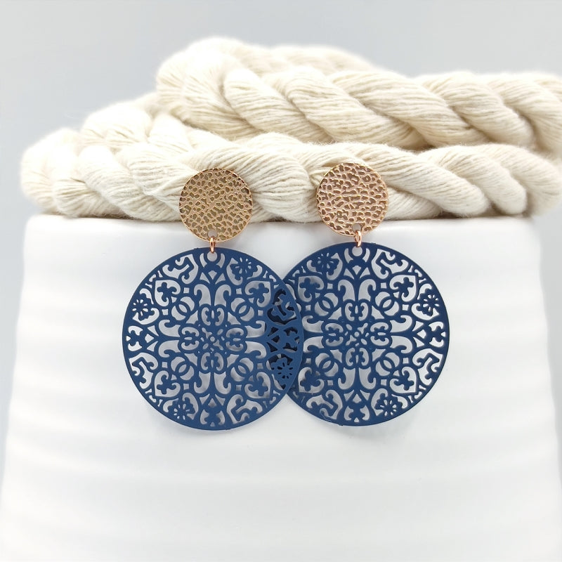 "Entdecken Sie die Saray Ohrringe von LeFah design: Rund mit Ornamentmuster, ideal für Tracht und Dirndl. Handgefertigt in Österreich, perfekt für Allergiker. „Saray“ bedeutet „Palast“ – ein Schmuckstück mit königlichem Flair."