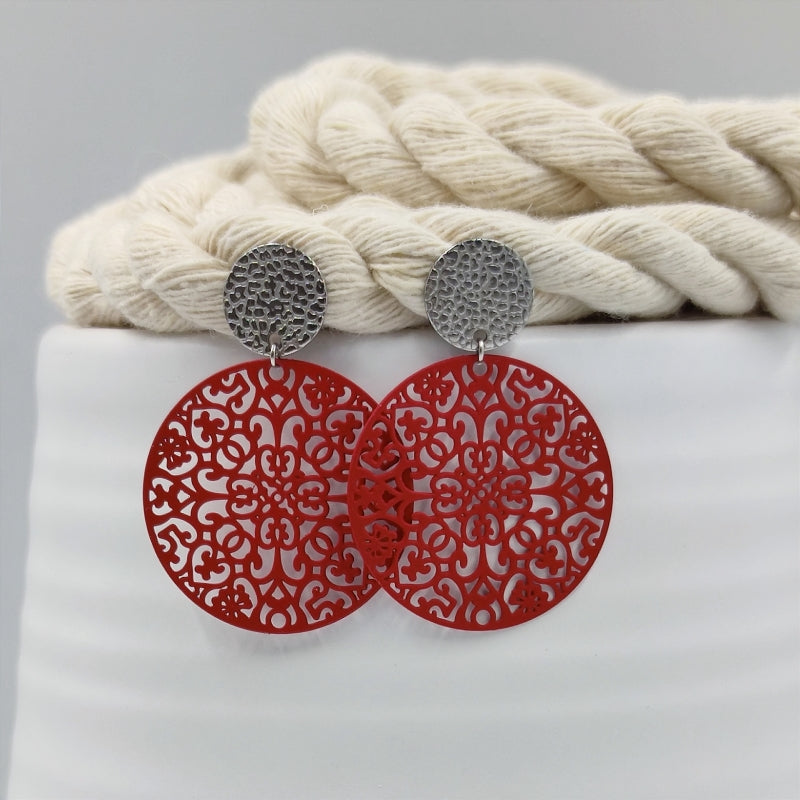 "Entdecken Sie die Saray Ohrringe von LeFah design: Rund mit Ornamentmuster, ideal für Tracht und Dirndl. Handgefertigt in Österreich, perfekt für Allergiker. „Saray“ bedeutet „Palast“ – ein Schmuckstück mit königlichem Flair."