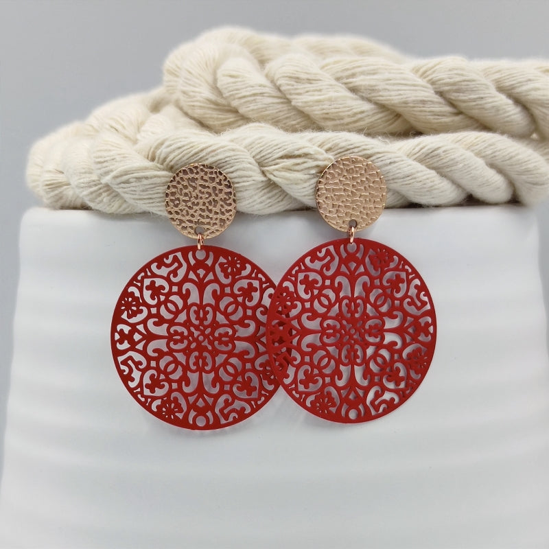 "Entdecken Sie die Saray Ohrringe von LeFah design: Rund mit Ornamentmuster, ideal für Tracht und Dirndl. Handgefertigt in Österreich, perfekt für Allergiker. „Saray“ bedeutet „Palast“ – ein Schmuckstück mit königlichem Flair."