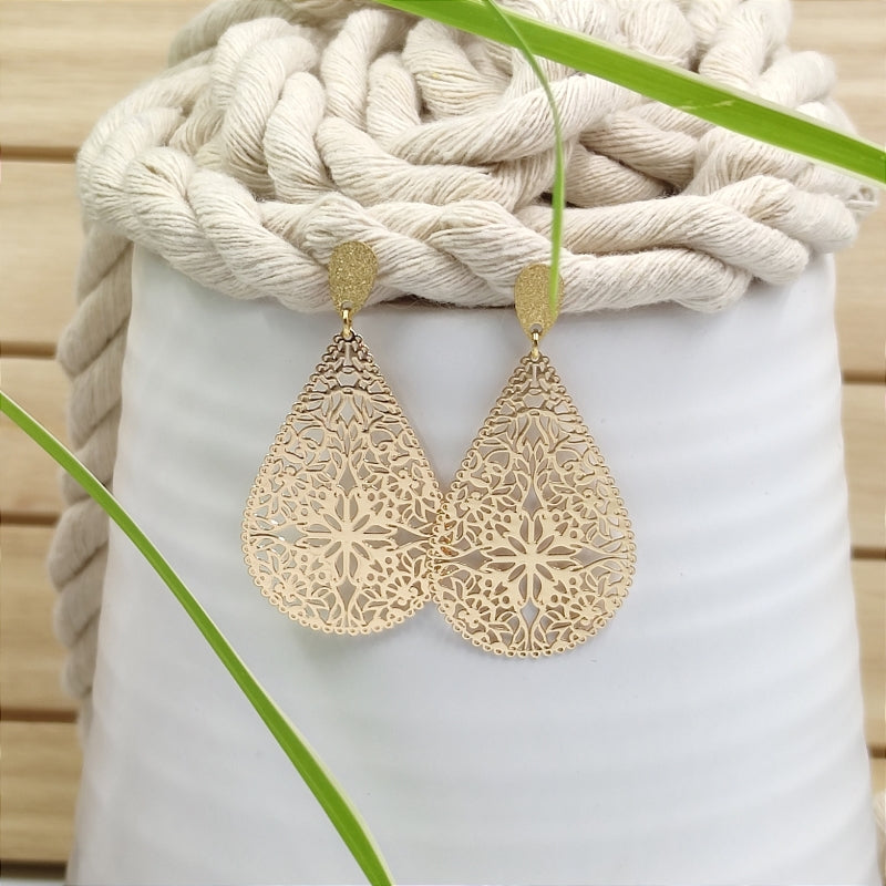 Sophia Ohrring Gold – Tropfen-Ohrring mit blumigem Muster, optimal für kleine Ohrläppchen, LeFah design
