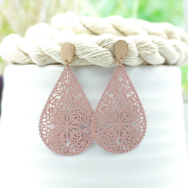Sophia Ohrring Rosa – Tropfen-Ohrring mit blumigem Muster, optimal für kleine Ohrläppchen, LeFah design

