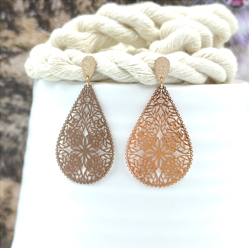 Sophia Ohrring Rose Gold – Tropfen-Ohrring mit blumigem Muster, optimal für kleine Ohrläppchen, LeFah design
