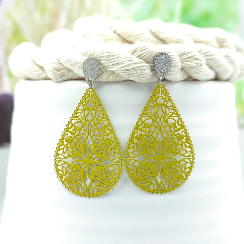 Sophia Ohrring Senf grün – Tropfen-Ohrring mit blumigem Muster im Sale, optimal für kleine Ohrläppchen, LeFah design
