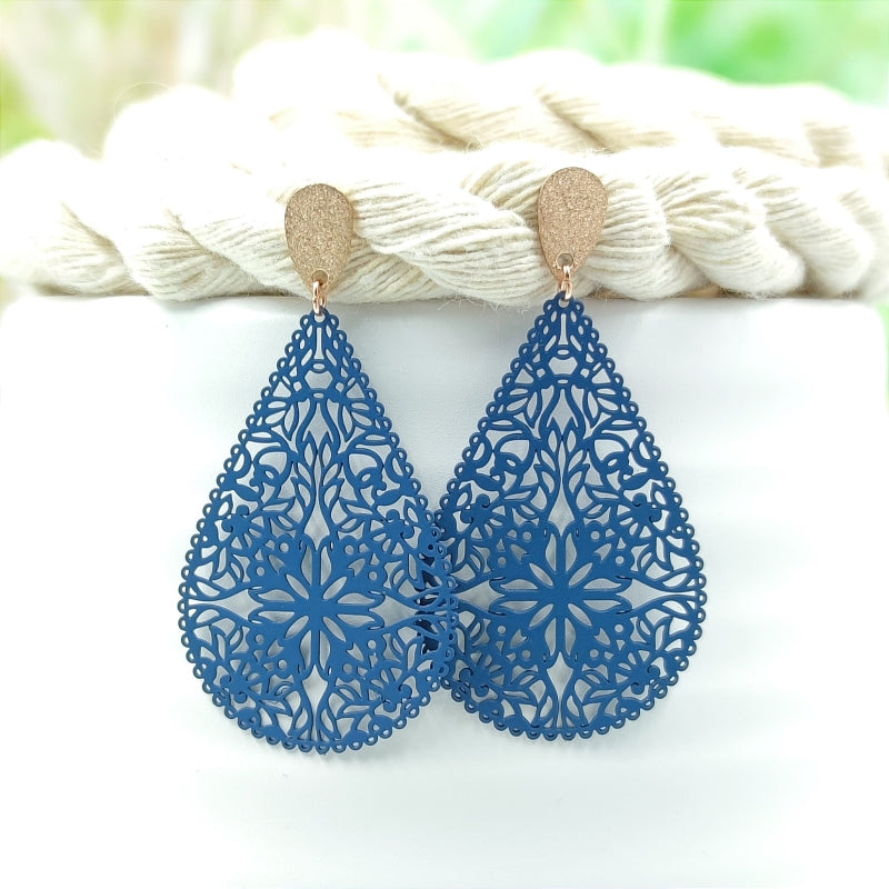 Sophia Ohrring blau – Tropfen-Ohrring mit blumigem Muster, optimal für kleine Ohrläppchen, LeFah design
